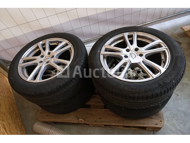 4 winterbanden op aluminium velgen - afbeelding 1 van  8