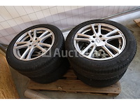 4 winterbanden op aluminium velgen