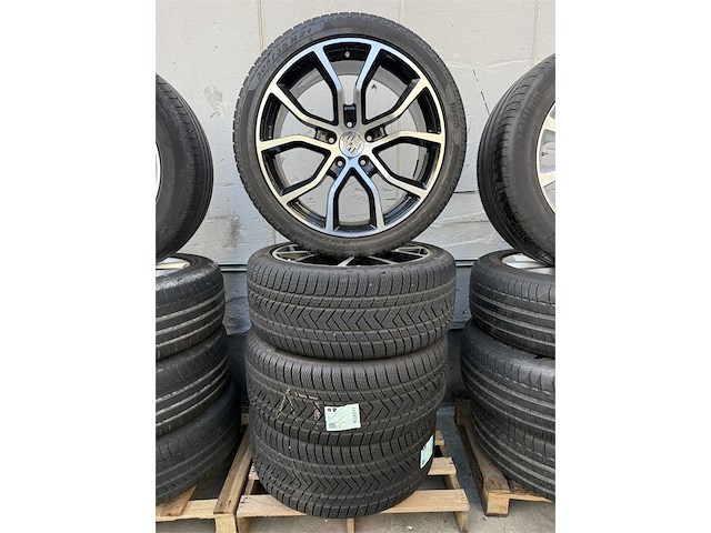 4 winterbanden op velg porsche - afbeelding 1 van  6