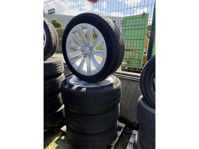 4 winterbanden op velg - afbeelding 1 van  5