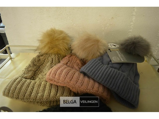 4 wintermutsen met pompon div. kleuren - afbeelding 2 van  3