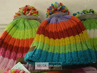 4 wintermutsen met pompon div. kleuren - afbeelding 2 van  3