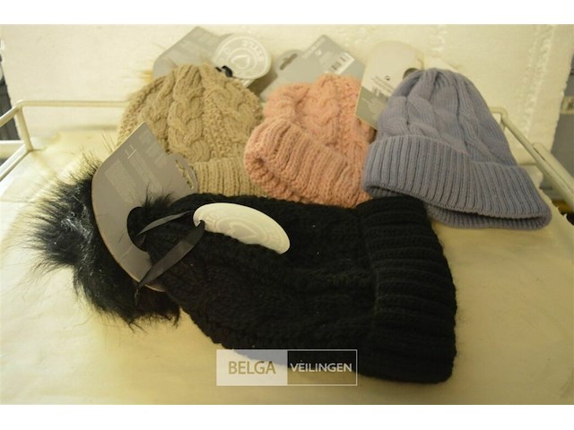 4 wintermutsen met pompon div. kleuren - afbeelding 1 van  3