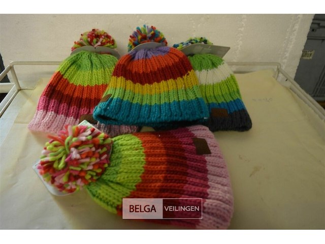 4 wintermutsen met pompon div. kleuren - afbeelding 1 van  3