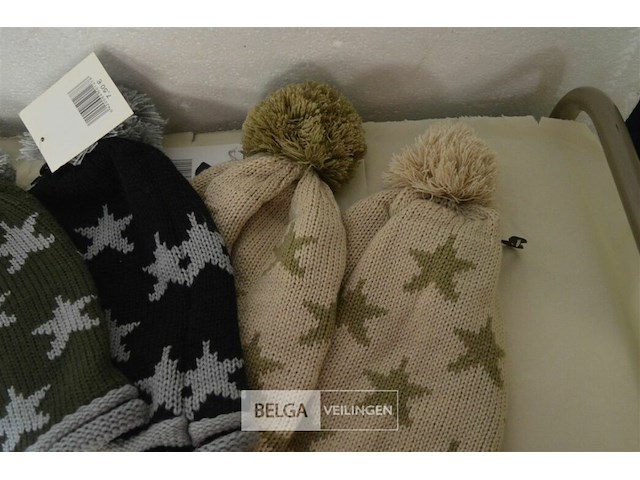 4 wintermutsen met pompon div. kleuren - afbeelding 2 van  3