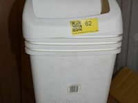 4 witte vuilbakken - afbeelding 1 van  2