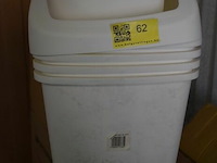 4 witte vuilbakken - afbeelding 2 van  2