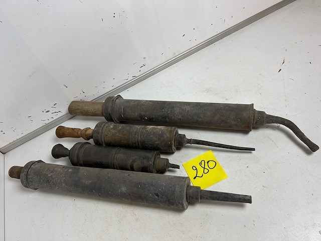 4 x antieke loden spuit - afbeelding 1 van  2