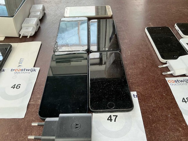 4 x apple iphone + 1 x samsung smartphone - afbeelding 1 van  3