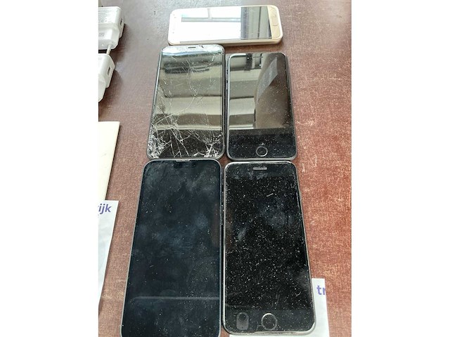 4 x apple iphone + 1 x samsung smartphone - afbeelding 2 van  3