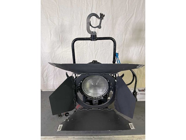 4 x arri compact daylight fresnel 1200w - afbeelding 11 van  12