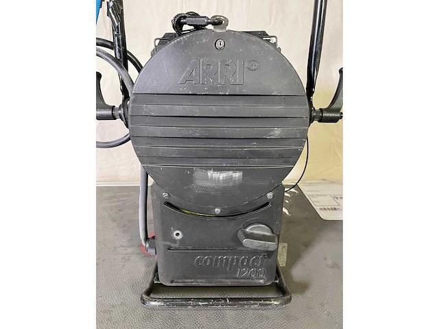 4 x arri compact daylight fresnel 1200w - afbeelding 4 van  6