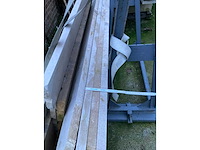 4 x palet en 1 x metalen bok met bourgondische witsteen. (inclusief metalen bok) - afbeelding 2 van  12