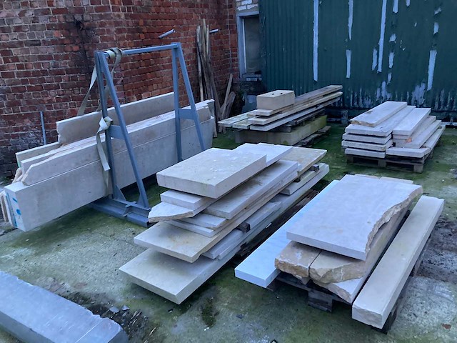 4 x palet en 1 x metalen bok met bourgondische witsteen. (inclusief metalen bok) - afbeelding 1 van  12