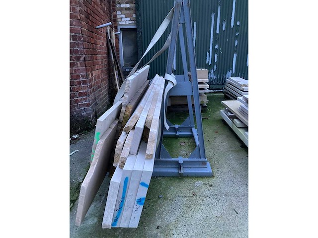 4 x palet en 1 x metalen bok met bourgondische witsteen. (inclusief metalen bok) - afbeelding 7 van  12