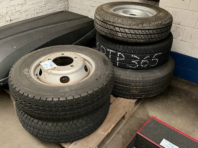 4 x velg met band en 1 losse band - afbeelding 1 van  6