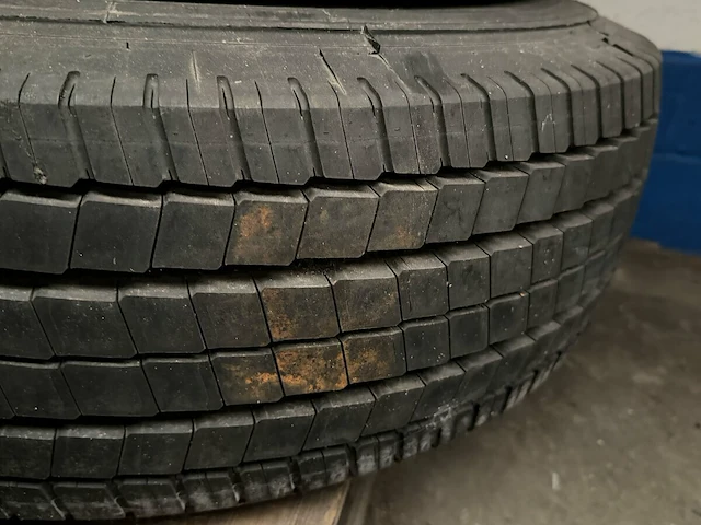 4 x velg met band en 1 losse band - afbeelding 4 van  6