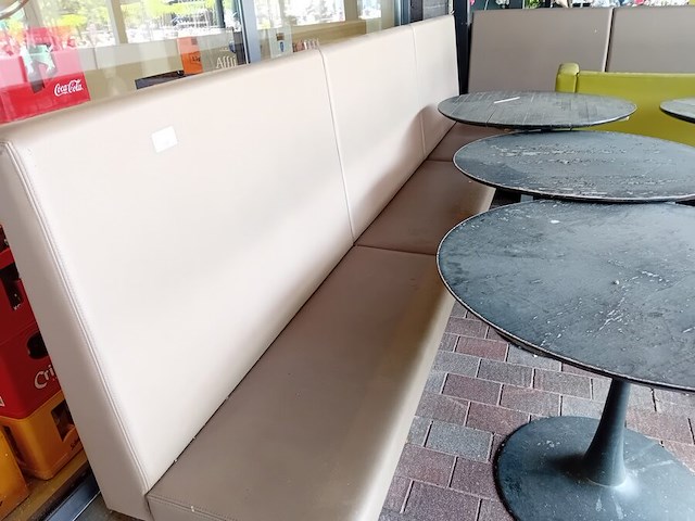 4 zitbanken bruin imitatie leder , 6 ronde terrastafels houten blad metalen onderstel (blad beschadigd) (24,26) - afbeelding 1 van  7