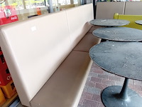 4 zitbanken bruin imitatie leder , 6 ronde terrastafels houten blad metalen onderstel (blad beschadigd) (24,26)