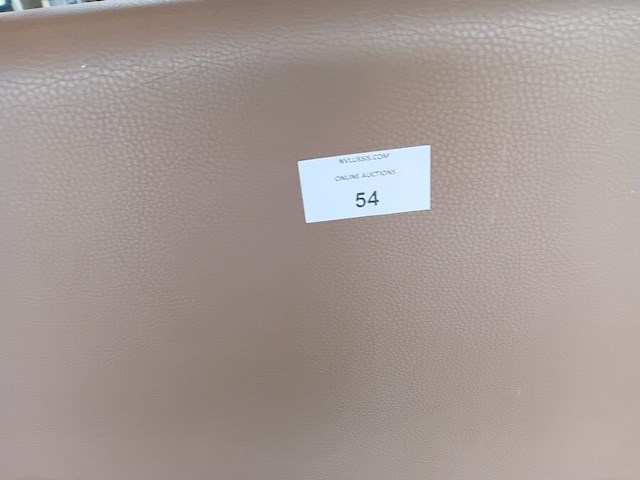4 zitbanken bruin imitatie leder , 6 ronde terrastafels houten blad metalen onderstel (blad beschadigd) (24,26) - afbeelding 3 van  7