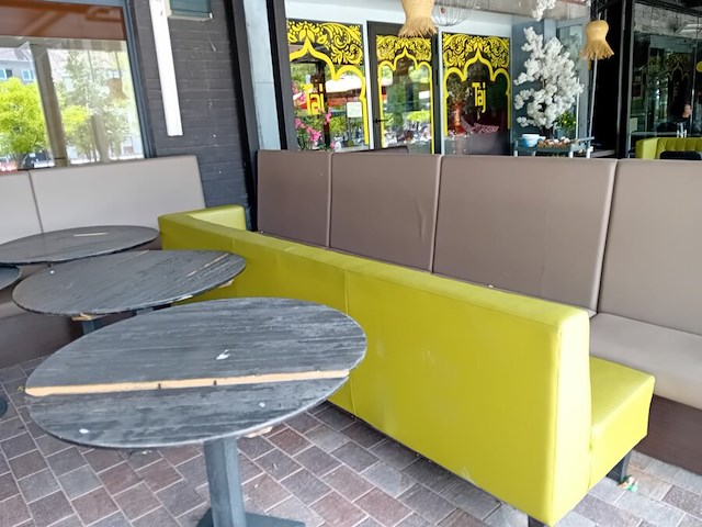 4 zitbanken bruin imitatie leder , 6 ronde terrastafels houten blad metalen onderstel (blad beschadigd) (24,26) - afbeelding 4 van  7