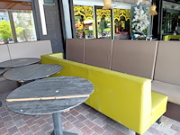 4 zitbanken bruin imitatie leder , 6 ronde terrastafels houten blad metalen onderstel (blad beschadigd) (24,26) - afbeelding 4 van  7