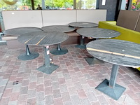 4 zitbanken bruin imitatie leder , 6 ronde terrastafels houten blad metalen onderstel (blad beschadigd) (24,26) - afbeelding 5 van  7