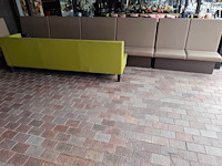 4 zitbanken bruin imitatie leder , 6 ronde terrastafels houten blad metalen onderstel (blad beschadigd) (24,26) - afbeelding 6 van  7