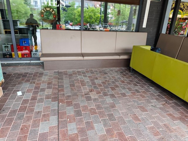 4 zitbanken bruin imitatie leder , 6 ronde terrastafels houten blad metalen onderstel (blad beschadigd) (24,26) - afbeelding 7 van  7