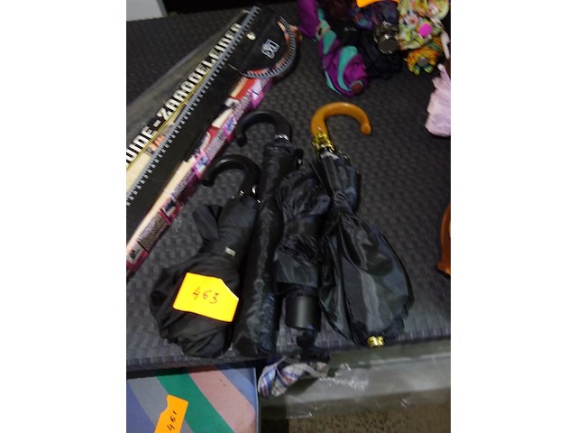 4 zwarte paraplu's - afbeelding 1 van  1