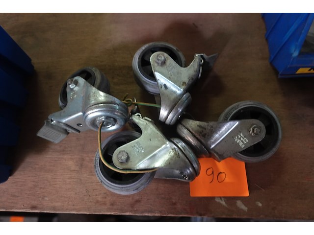 4 zwenkwielen (3 met rem) - afbeelding 1 van  1