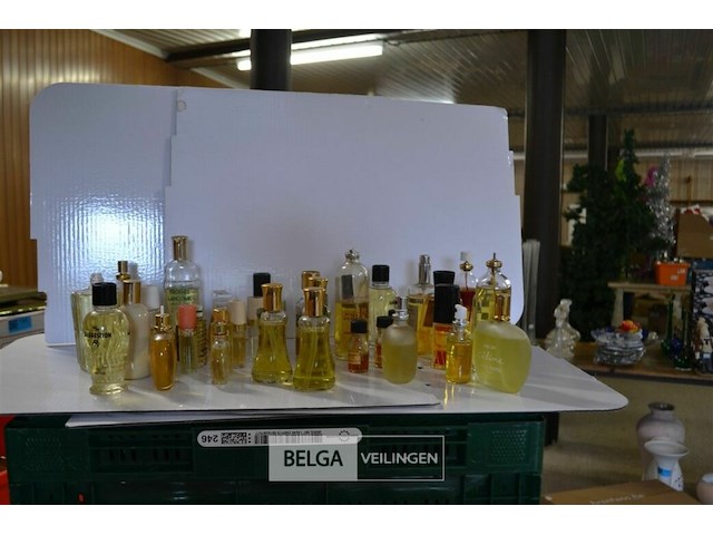 ±40 diverse vintage parfum - afbeelding 1 van  6