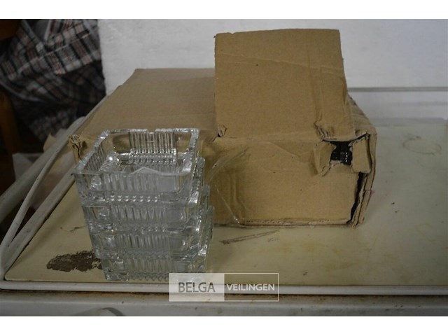 ±40 glazen asbakken - afbeelding 2 van  2