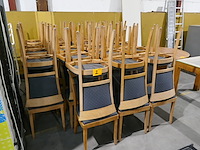 40 houten stoelen