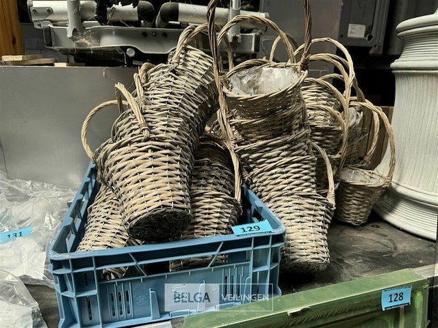 ± 40 st rieten mandjes - afbeelding 1 van  2