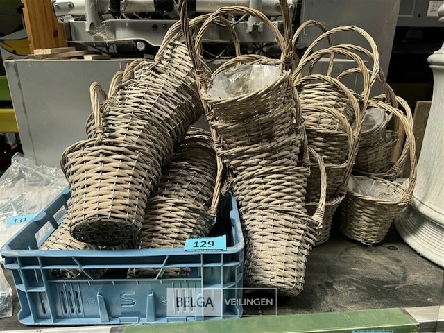 ± 40 st rieten mandjes - afbeelding 2 van  2