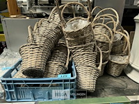 ± 40 st rieten mandjes - afbeelding 2 van  2