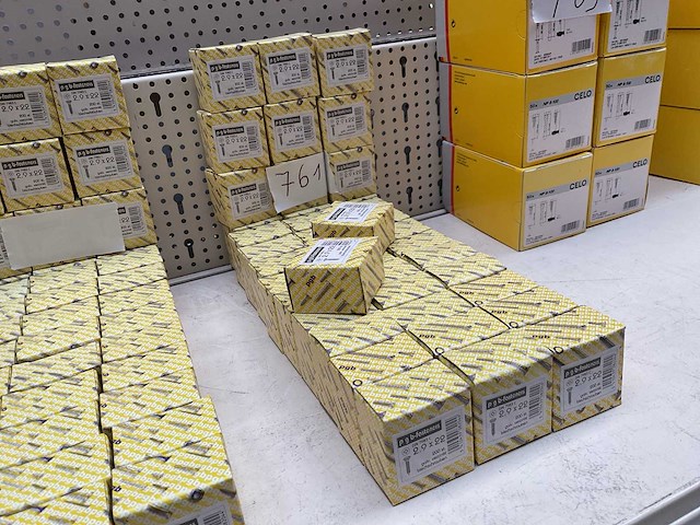 41 dozen met schroeven - afbeelding 1 van  3