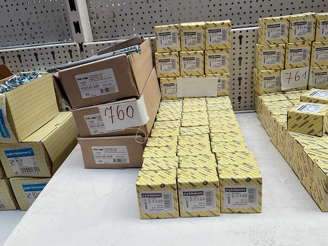 42 dozen met slagpluggen en schroeven - afbeelding 1 van  5