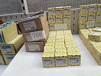 42 dozen met slagpluggen en schroeven - afbeelding 1 van  5