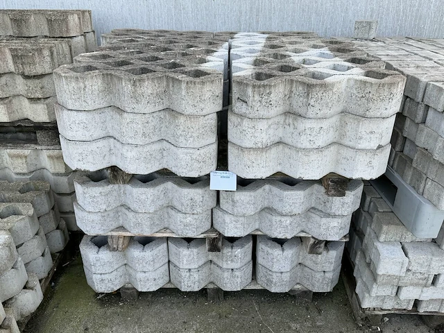 42 grasbetontegels - afbeelding 1 van  2