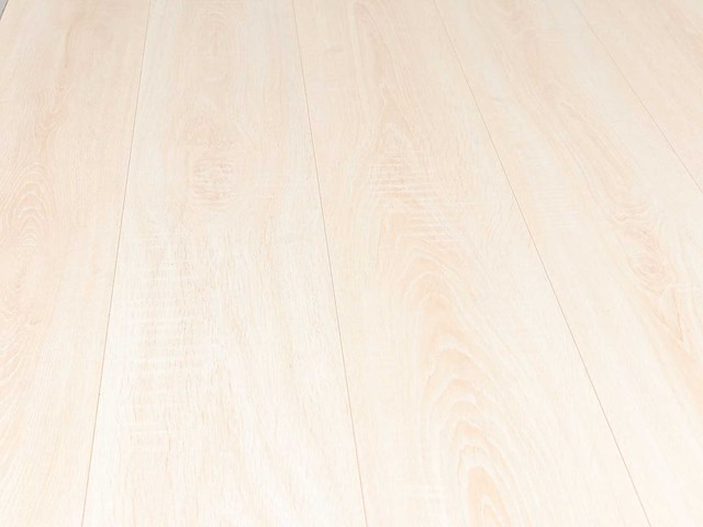 43 m2 laminaat plank - 1383 x 193 x 8 mm - afbeelding 1 van  4