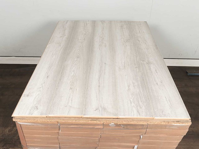 43 m2 laminaat plank - 1383 x 193 x 8 mm - afbeelding 1 van  1