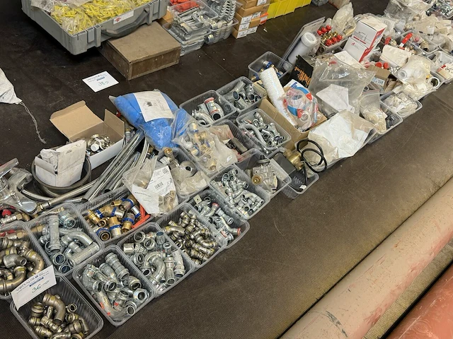45 bakjes sanitair toebehoren - afbeelding 1 van  7