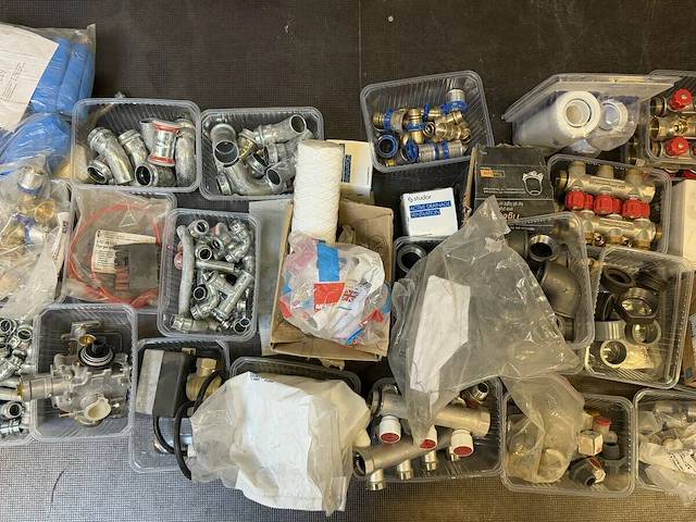 45 bakjes sanitair toebehoren - afbeelding 3 van  7