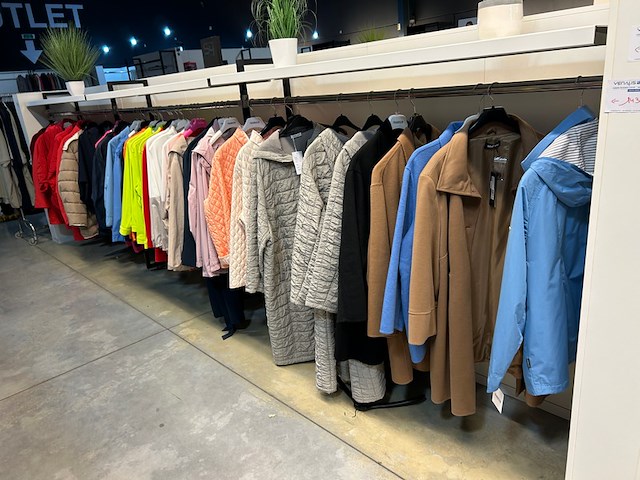 45 dames jassen/mantels - afbeelding 1 van  16