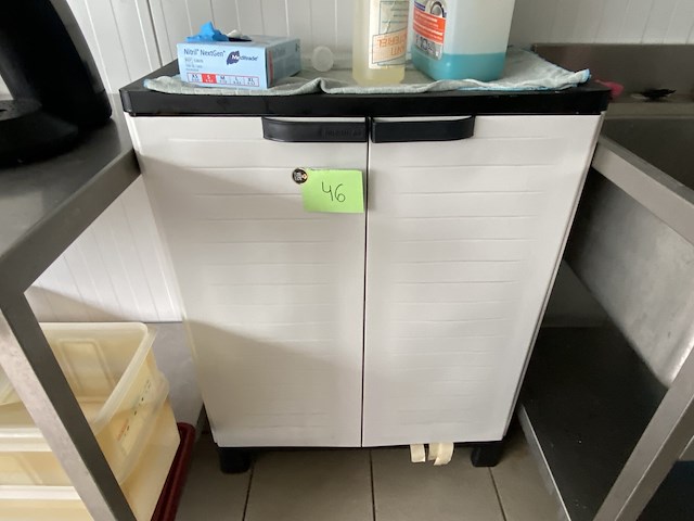 46 - kast met producten - afbeelding 1 van  3