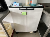 46 - kast met producten - afbeelding 1 van  3