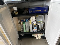 46 - kast met producten - afbeelding 2 van  3