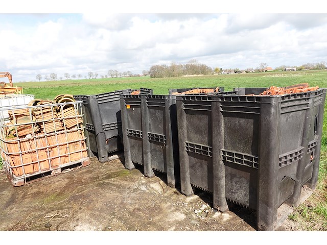 4x bak met rode pannen - afbeelding 1 van  7